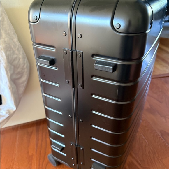 Away The Bigger Carry-On: Aluminum Edition (Onyx Black) w/ USB Charge & Battery - Picture 15 of 16